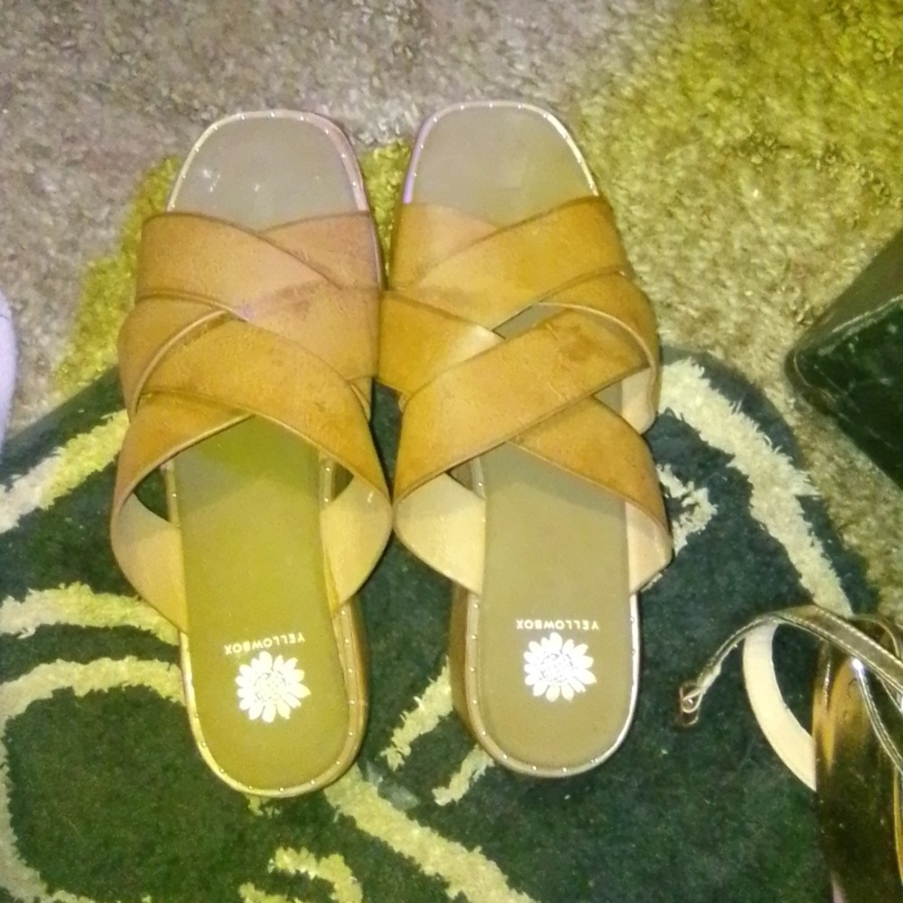 Women's sandals Yellow Box Wedge Heels Size 7.5 Brown